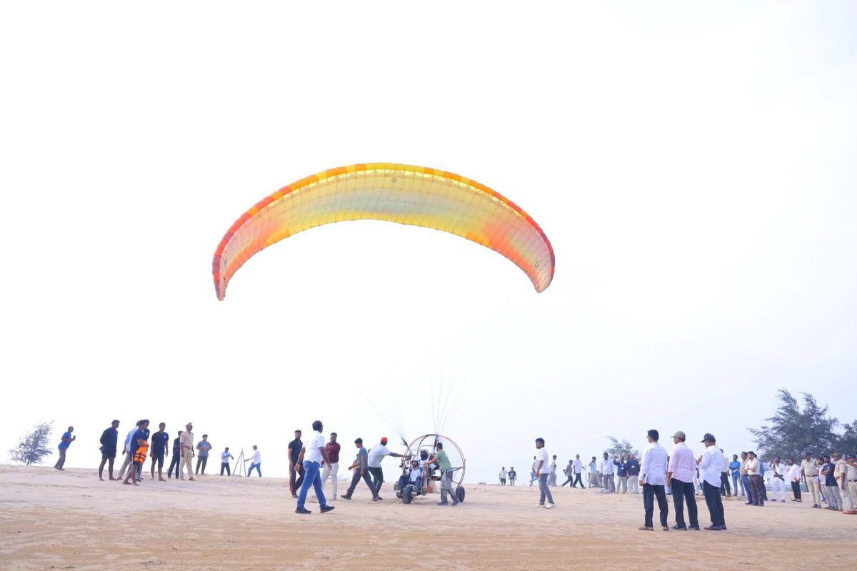 AndhraCommunity's tweet image. 🚨 Adventure tourism takes off in #Chirala 🚀

Ramapuram Beach now offers thrilling experiences

📍 Near Chirala
🪂 Paragliding introduced
🏄 Beach adventure sports launched

#AndhraPradesh #Tourism #APTourism