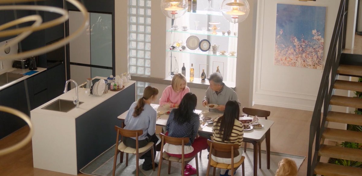 فيه شي نسيتوا تحطووووووونه 
الوجبة العائلية اللي طلبتها ناقصها ثلاث اشخاص   وين رجالكم يابنات