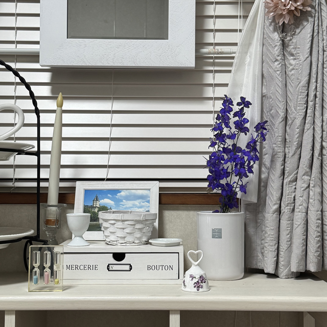 インテリア仏壇「鏡壇ミラリエ」「鏡壇ミロワ」に今日（4/18）の誕生花の「ラークスパー（ブルースプレー：千鳥草／飛燕草）」 を飾ってみました。
#ラークスパー
#ブルースプレー
#千鳥草
#飛燕草
#ミラリエ
#ミロワ
#グレイスプレイス
#SGI仏壇
#創価学会仏壇
#壁掛仏壇
#インテリア仏壇
#鏡仏壇