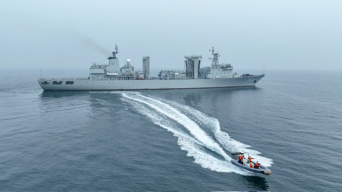 Recently, a PLA Navy ship formation conducted realistic combat-oriented maritime drills featuring consequtive serials including comprehensive underway replenishment, live-fire naval gun shooting, and ship-helicopter joint search and rescue, honing the force’s all-weather