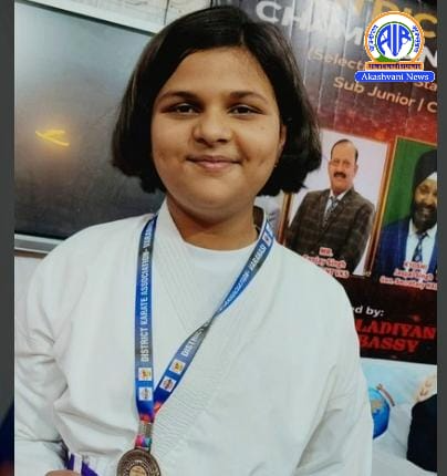 airnews_lucknow's tweet image. 💠#जौनपुर की प्रतिभाशाली खिलाड़ी शैलजा सिंह ने कल #वाराणसी में आयोजित कराटे चैंपियनशिप 2026 में उत्कृष्ट प्रदर्शन करते हुए रजत पदक हासिल किया।

💠धर्मापुर ब्लॉक के राजेपुर गांव निवासी शैलजा ने अपनी कड़ी मेहनत और बेहतरीन खेल कौशल से जिले को गौरवान्वित किया।

#Achievement #UPNews