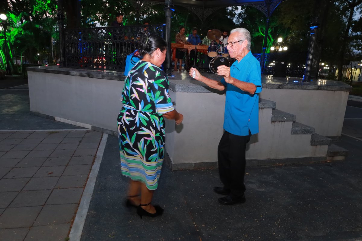 CentroInforma's tweet photo. Ambiente alegre y familiar se disfrutó esta tarde en Marimba, folclore y danzón. Los asistentes al parque Manuel Mestre Ghigliazza, alrededor del quiosco estilo colonial, exhibieron sus mejores pasos, viviendo momentos  de recreación que cada sábado se ofrecen en este espacio arbolado junto a Paseo Tabasco.
#HonestidadYResultados