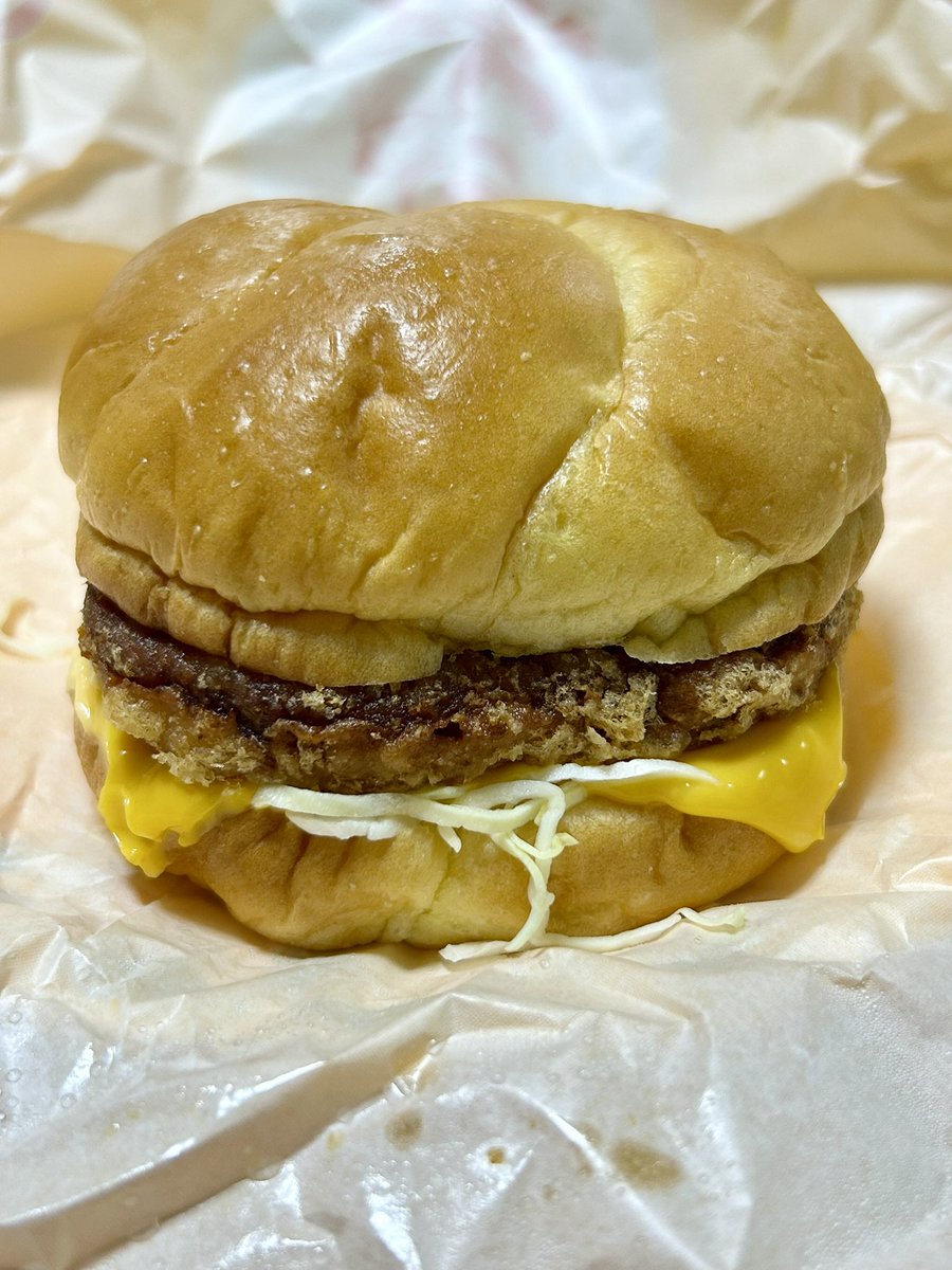 Burger_Research's tweet photo. 生姜醤油の風味香るチキンの下に…引いてある…！チェダーチーズ…！ククク…この一手間が案外…できぬものなのだ…！
#マクドナルド #チキンタツタ https://t.co/vX1hp5BN5G