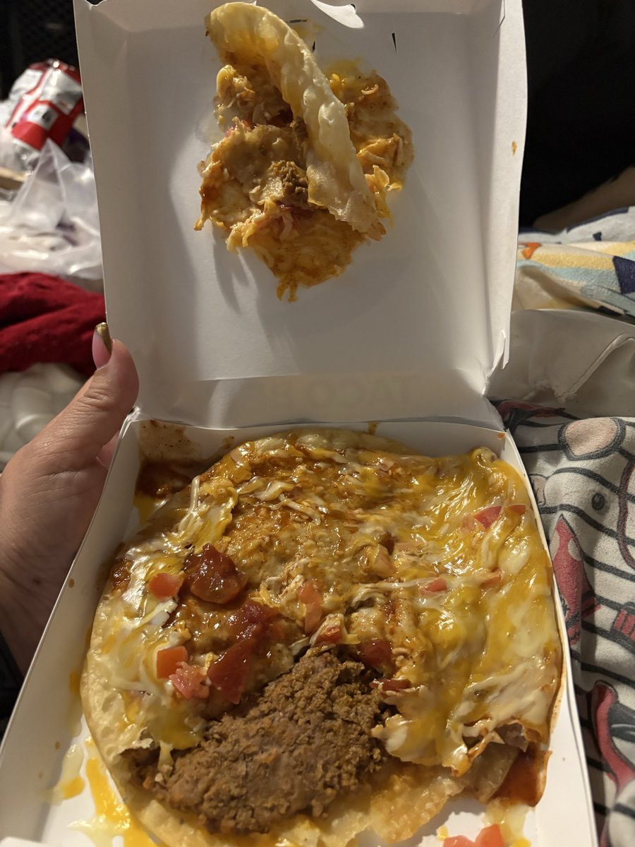 queenjmeeks33's tweet photo. Thanks Taco Bell employees yall amazing 🙄! #tacobell #mexicanpizza #auroraIL https://t.co/4sZlKsqJpb