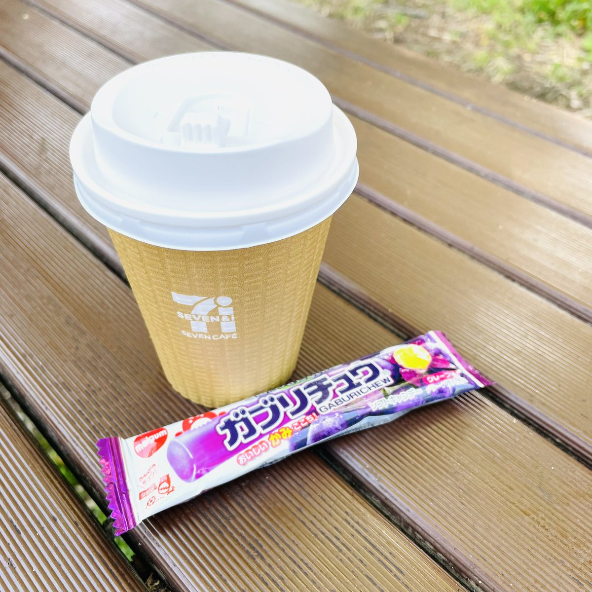 hama_atsu's tweet image. さぁて、
今日はどこのカフェラテにしようかなぁと、
各コンビニアプリを見ていたら、
お、セブンが50円引きで、
キャンデーの無料クーポンあるじゃん😃
この時間、23℃。
暑いけど、ホットは譲れないw
木陰のベンチが気持ちいい。
#coffee
#太陽
#空 #雲 #sky #イマソラ