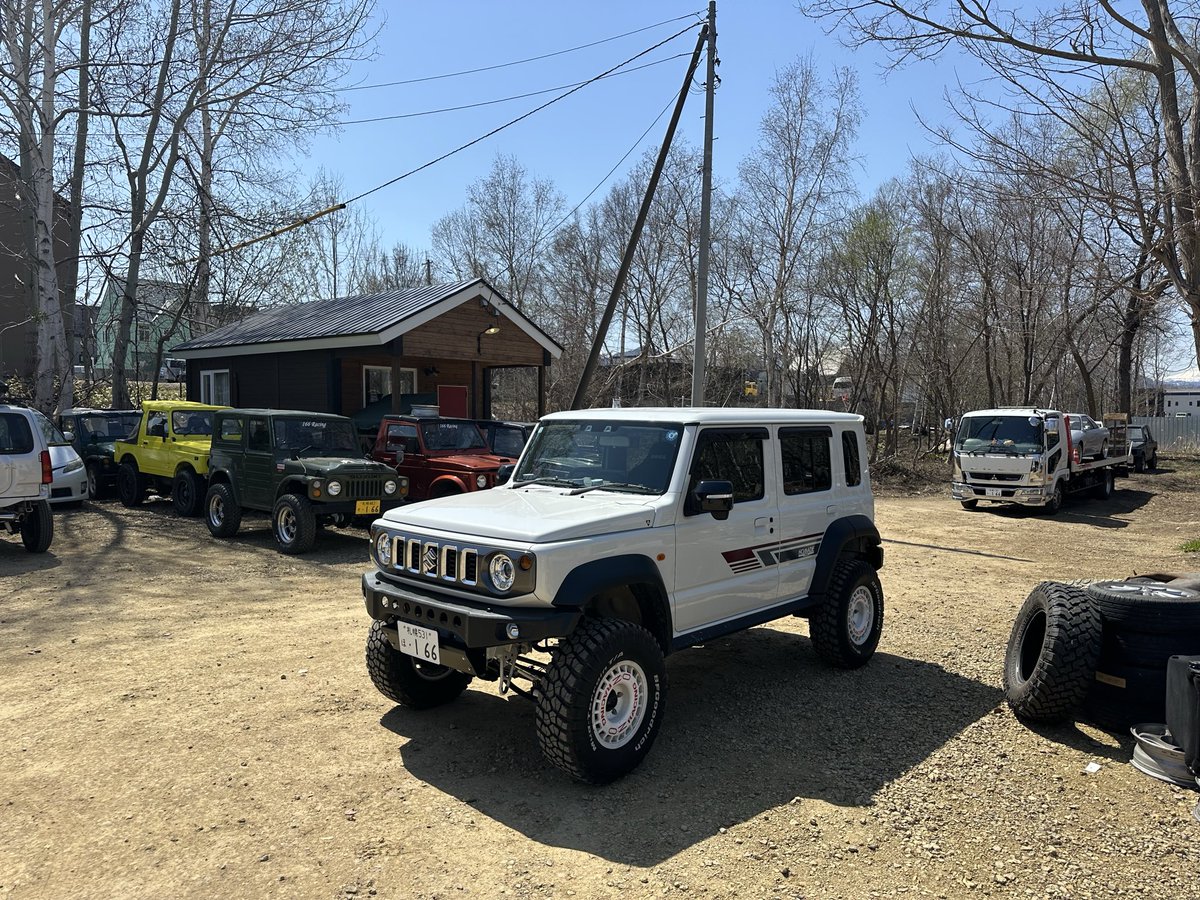 HT166's tweet photo. やっと完成したぜ〜✌️
今回のジムニーは、ジムニーノマド🚗💨
コンセプトは『DOSANKOジムニー』
生産地は北海道、北海道のジムニーショップパーツで仕上げました🤪
TOCのバンパー、サトショーの足回り、j-upの小物パーツ‼️

166Racingスタイルの完成💕
俺のやりたいこと全部詰め込んだ！笑 https://t.co/8fVTyqaOqz