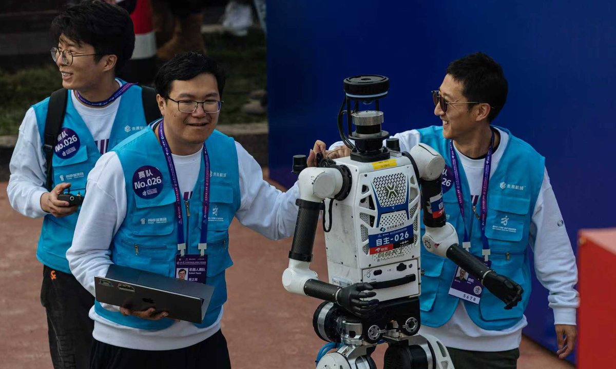 globaltimesnews's tweet image. The second #humanoid robot half marathon took place in Beijing E-Town on April 19, 2026. Over 100 robot teams participated, including five international teams. A remotely controlled "Lightning" robot from the Honor team was the first to cross the finish line, clocking 48 minutes