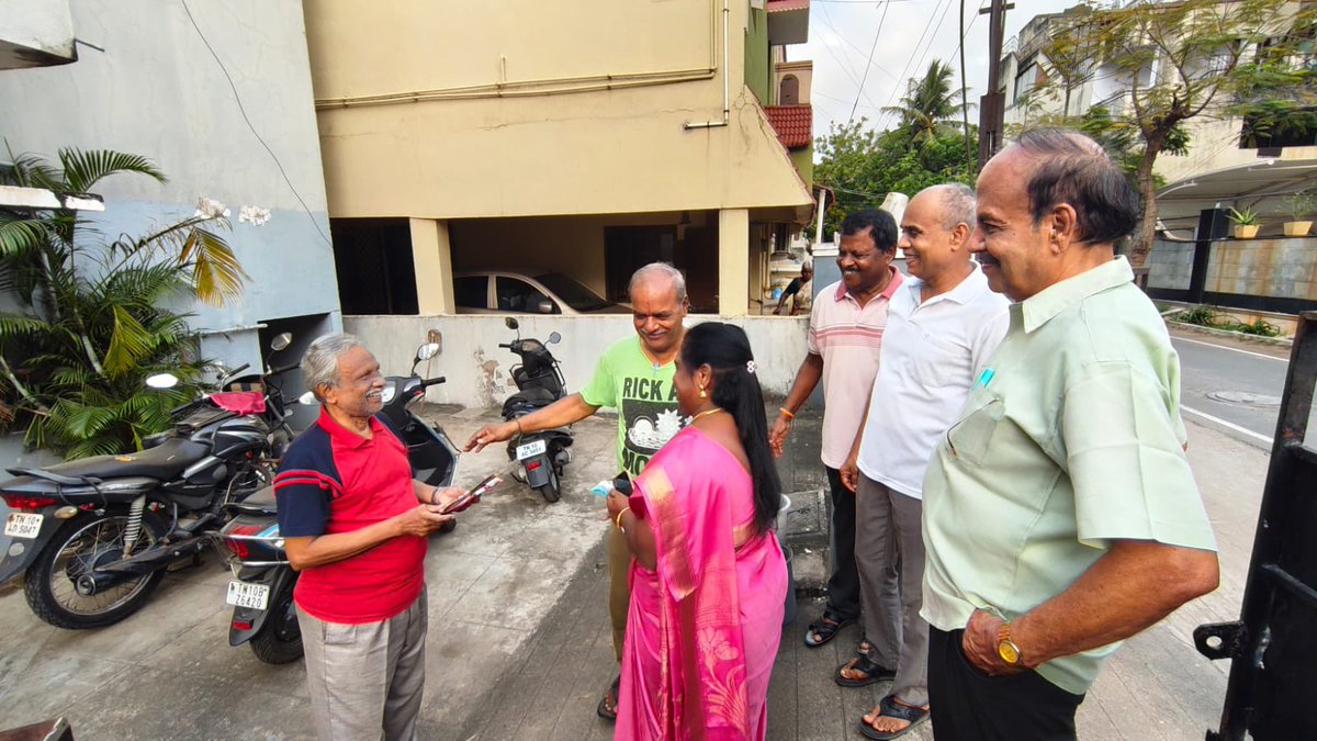 SBharathiDMK's tweet photo. நேற்று காலை வெற்றி வேட்பாளர் அண்ணன் திரு காரம்பாக்கம் க.கணபதி அவர்களுக்கு 152வது வார்டில் உள்ள காமகோடி நகரில் எனது தலைமையில் கழக நிர்வாகிகள் மற்றும் குடியிருப்போர் நல சங்க நிர்வாகிகளுடன் வீடு வீடாக சென்று வாக்கு சேகரித்தோம்…! https://t.co/0zWF1yEItm