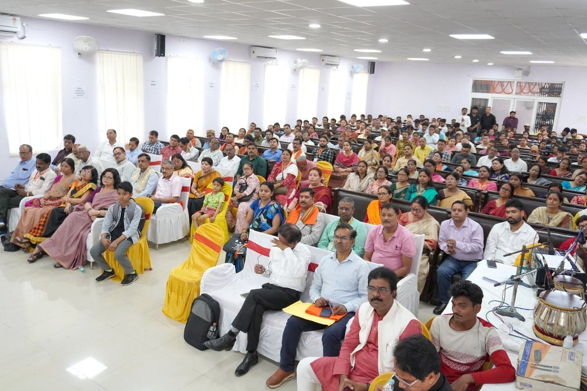 माननीय कुलपति प्रो. दिनेश चंद्र राय ने दो दिवसीय संगोष्ठी की अध्यक्षता करते हुए भारतीय ज्ञान परंपरा की वैश्विक प्रासंगिकता पर ज़ोर दिया। मुख्य अतिथि प्रख्यात शिक्षाविद् श्री के.एन. रघुनंदन व विद्वानों के पैनल ने विषय के विविध आयामों पर चर्चा की। <a href="/DineshCRai/">Dinesh Chandra Rai</a> <a href="/atahasnain53/">Syed Ata Hasnain</a> <a href="/RSSorg/">RSS</a>