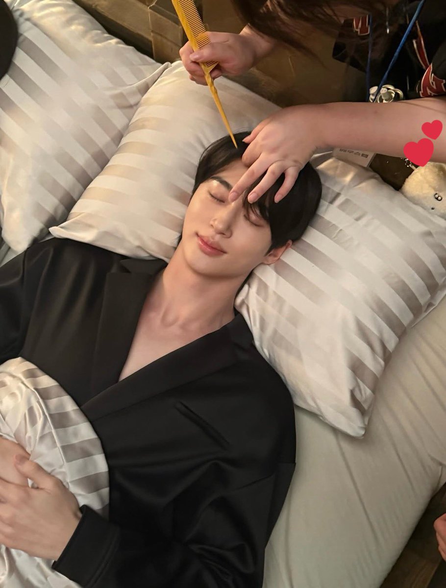 あ！テントンイみっけ🤭
撮影中も一緒なんだね〜可愛いな♡

변우석 IG

#ByeonWooSeok #변우석 #ビョンウソク
#21世紀の大君夫人
#21세기대군부인