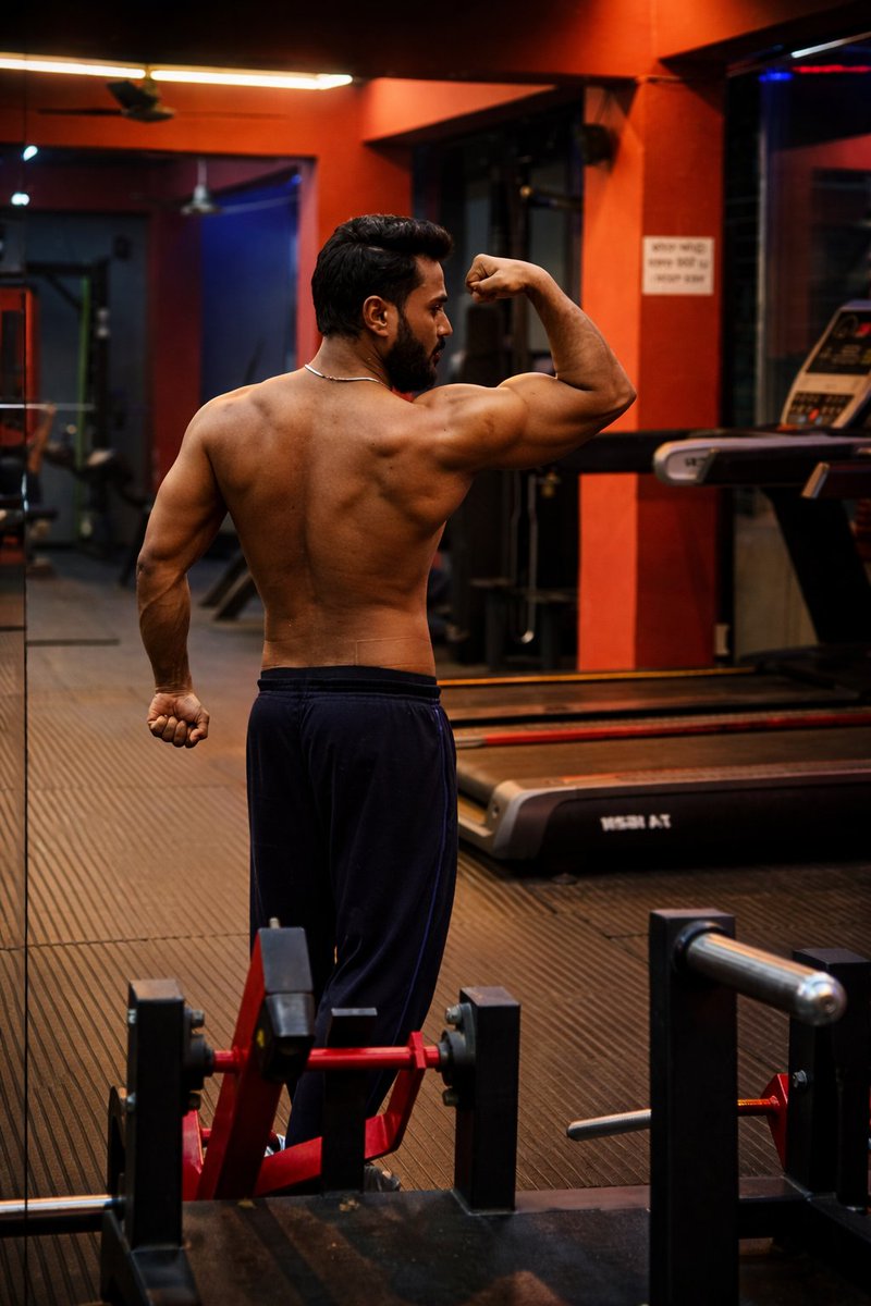 RdWahid's tweet image. 💥 Muscle Definition স্পষ্টভাবে দেখাতে হলে সাধারণত body fat percentage কম হওয়া প্রয়োজন।

👉 সাধারণভাবে পুরুষদের ক্ষেত্রে:
• 15–18% body fat : শরীর ফিট দেখায়, কিন্তু muscle definition খুব বেশি দেখা যায় না।
• 12–14% body fat : কিছুটা muscle line দেখা শুরু হয়।

#bodybuilding