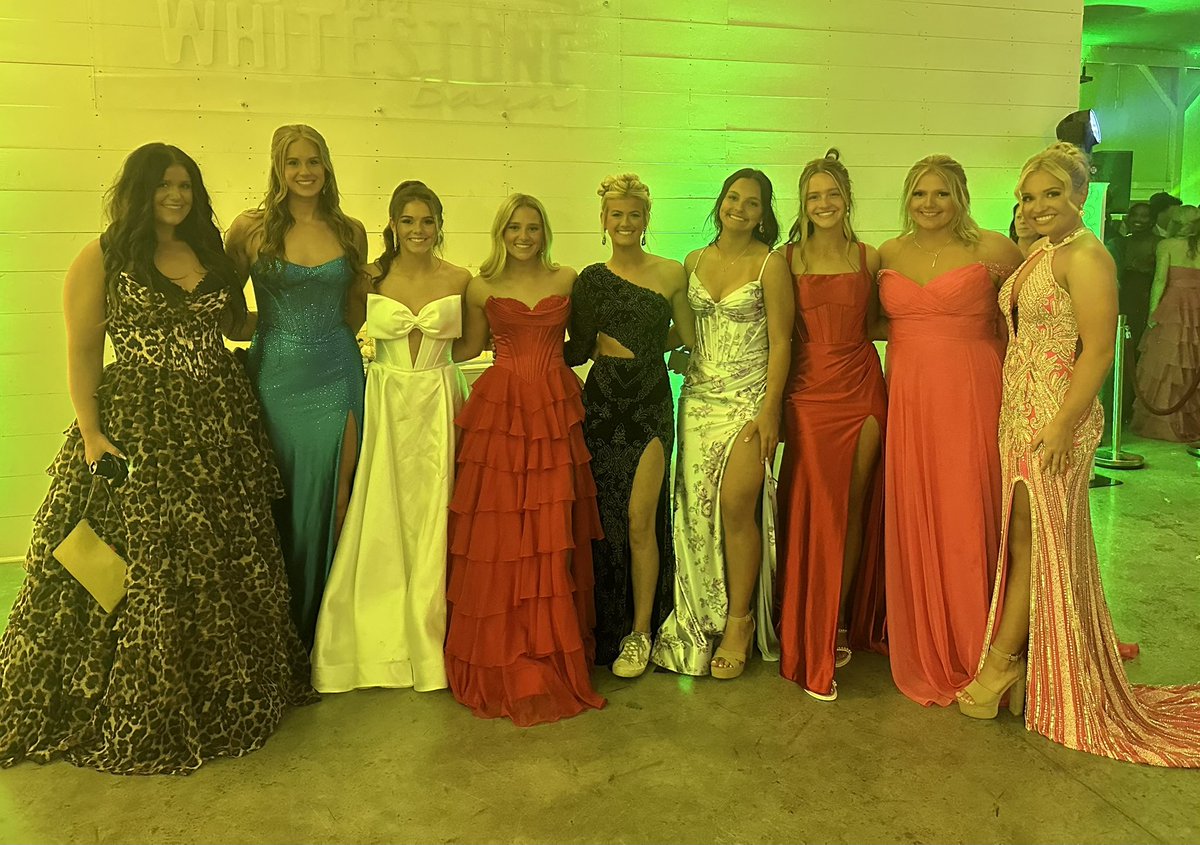 SWSoftball's tweet image. 🩵🤍 2026 SWHS PROM 🤍🩵 
From the dirt 🥎 to the dance floor 💃
#NOW
