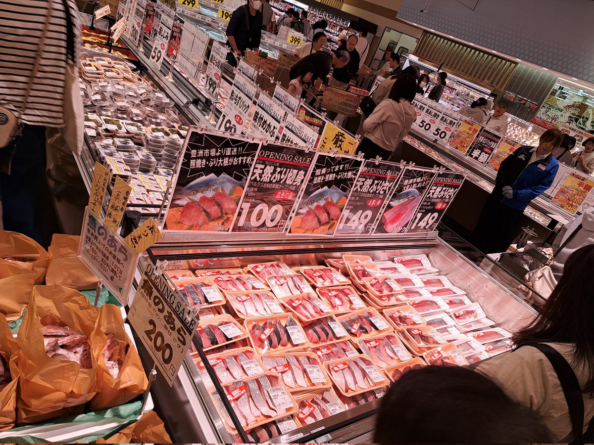 raichi__711's tweet photo. 新店視察
ベルクス北柏店
OPEN 0418
視察0419

・1階 駐車場、2階 店舗のピロティ式採用

・売場は生鮮・デリカの一体型フォーマット

・鮮魚は丸魚・漬魚・干物
惣菜では手巻・揚げ物のバラ販売を実施

・売場面積は既存店と比較して
やや狭小店(300-400坪程と推定)

・レジは有人7台、セルフ8台 https://t.co/QrEmD8j8mo