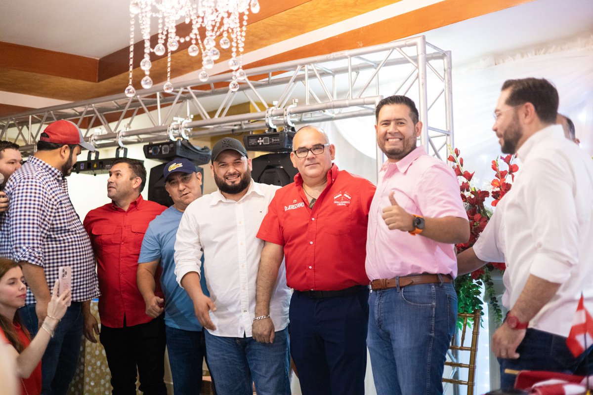 TSiHonduras's tweet photo. 🔴🇦🇹🗣️"Hoy hemos juramentado a 675 líderes que eran de Libre y deciden regresar a su casa, al Partido Liberal, y a dos alcaldes que a partir de ahora representarán a sus municipios, pero por el PL". 

Jorge Cálix, diputado PL. 

#ATENCIÓN https://t.co/BrBajq0nvf