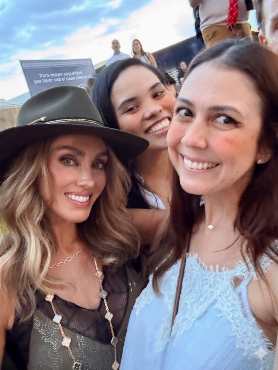 Anahi com fãs durante o evento "Longines Global Champions Tour" 🥰