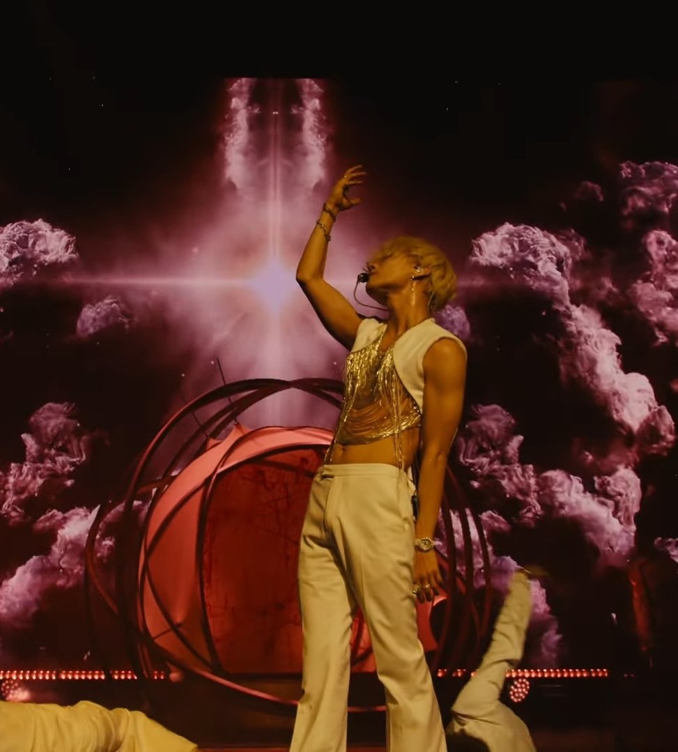 TAEMIN electrifies the stage today, captivating everyone with his Week 2 Coachella performance.