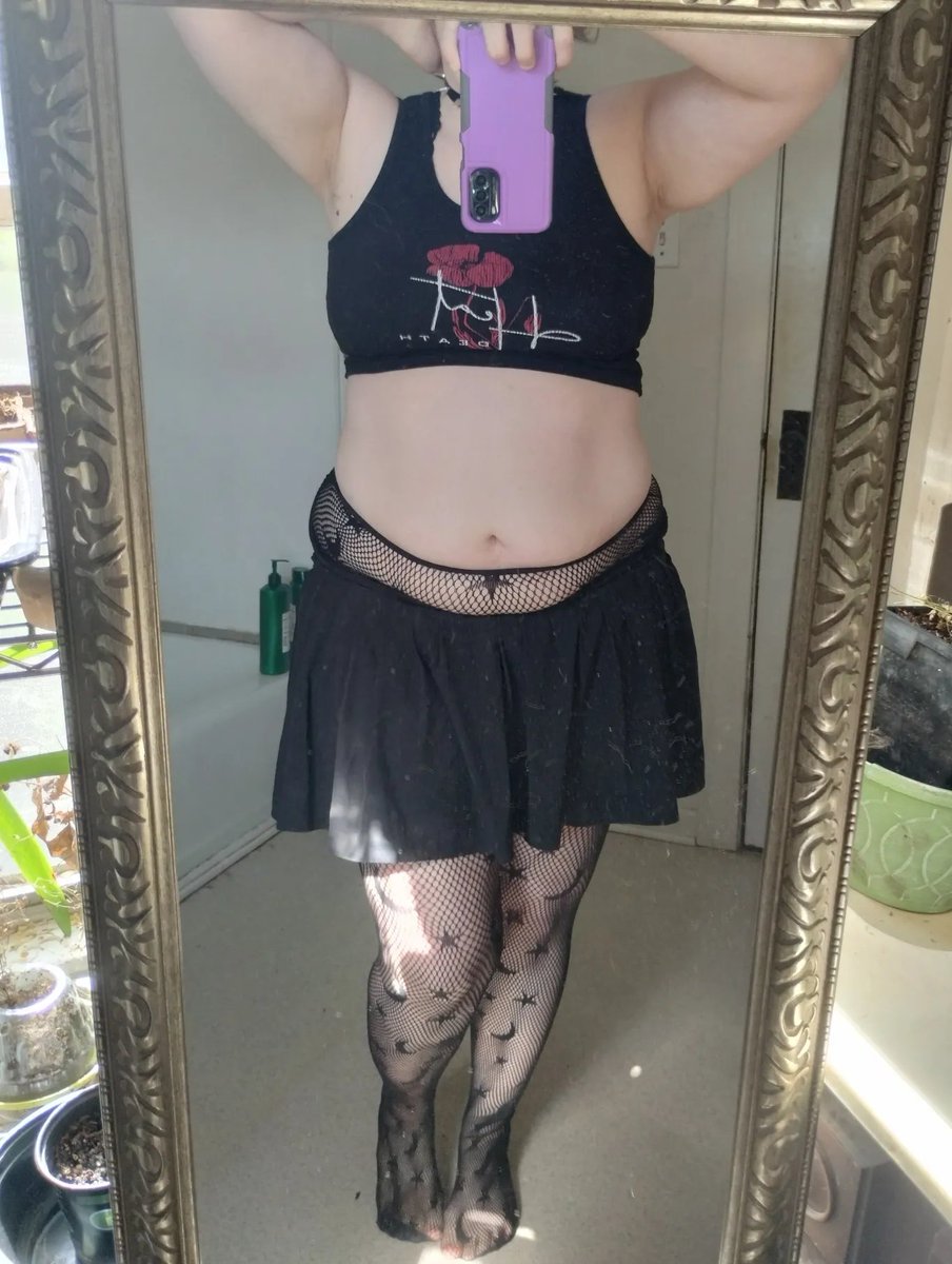 StrawyberrySk8s's tweet image. I love this outfit so much, I wish I could find some indestructible fishnets to hold up to roller derby 

#ootd #croptop #heatdeath #fishnets #skirt #tummy