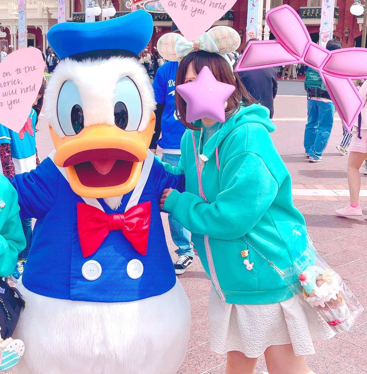 masataka8paris's tweet photo. ディズニーのヴァネパルのペイストリーパレスで販売してるパフェカップ入れ、ダイソーのクリアバックで作ったらぴったりだった🥰

両サイドに穴開けてショルダー付けて1日持ち歩いたけどめっちゃ可愛くてキャラグリでも反応もらえたよー💕

またポップコーン入れにして持ってく🍿 https://t.co/sIWW6BGhVb