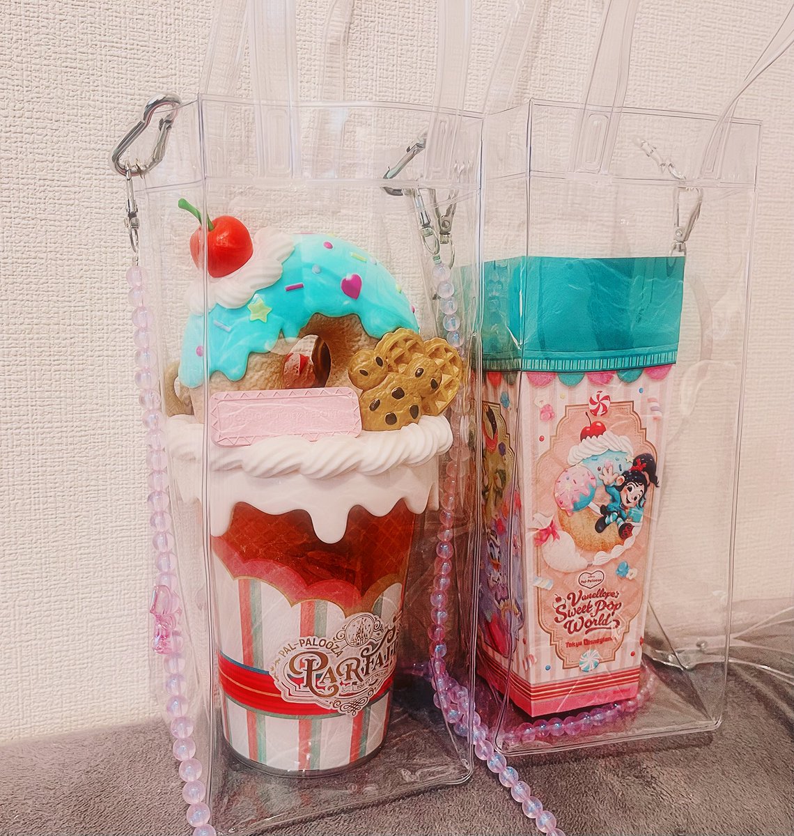 masataka8paris's tweet photo. ディズニーのヴァネパルのペイストリーパレスで販売してるパフェカップ入れ、ダイソーのクリアバックで作ったらぴったりだった🥰

両サイドに穴開けてショルダー付けて1日持ち歩いたけどめっちゃ可愛くてキャラグリでも反応もらえたよー💕

またポップコーン入れにして持ってく🍿 https://t.co/sIWW6BGhVb