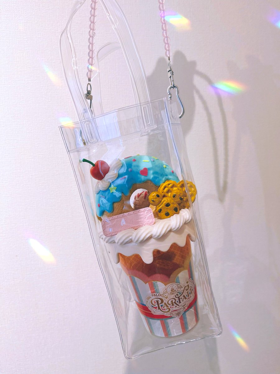 masataka8paris's tweet photo. ディズニーのヴァネパルのペイストリーパレスで販売してるパフェカップ入れ、ダイソーのクリアバックで作ったらぴったりだった🥰

両サイドに穴開けてショルダー付けて1日持ち歩いたけどめっちゃ可愛くてキャラグリでも反応もらえたよー💕

またポップコーン入れにして持ってく🍿 https://t.co/sIWW6BGhVb