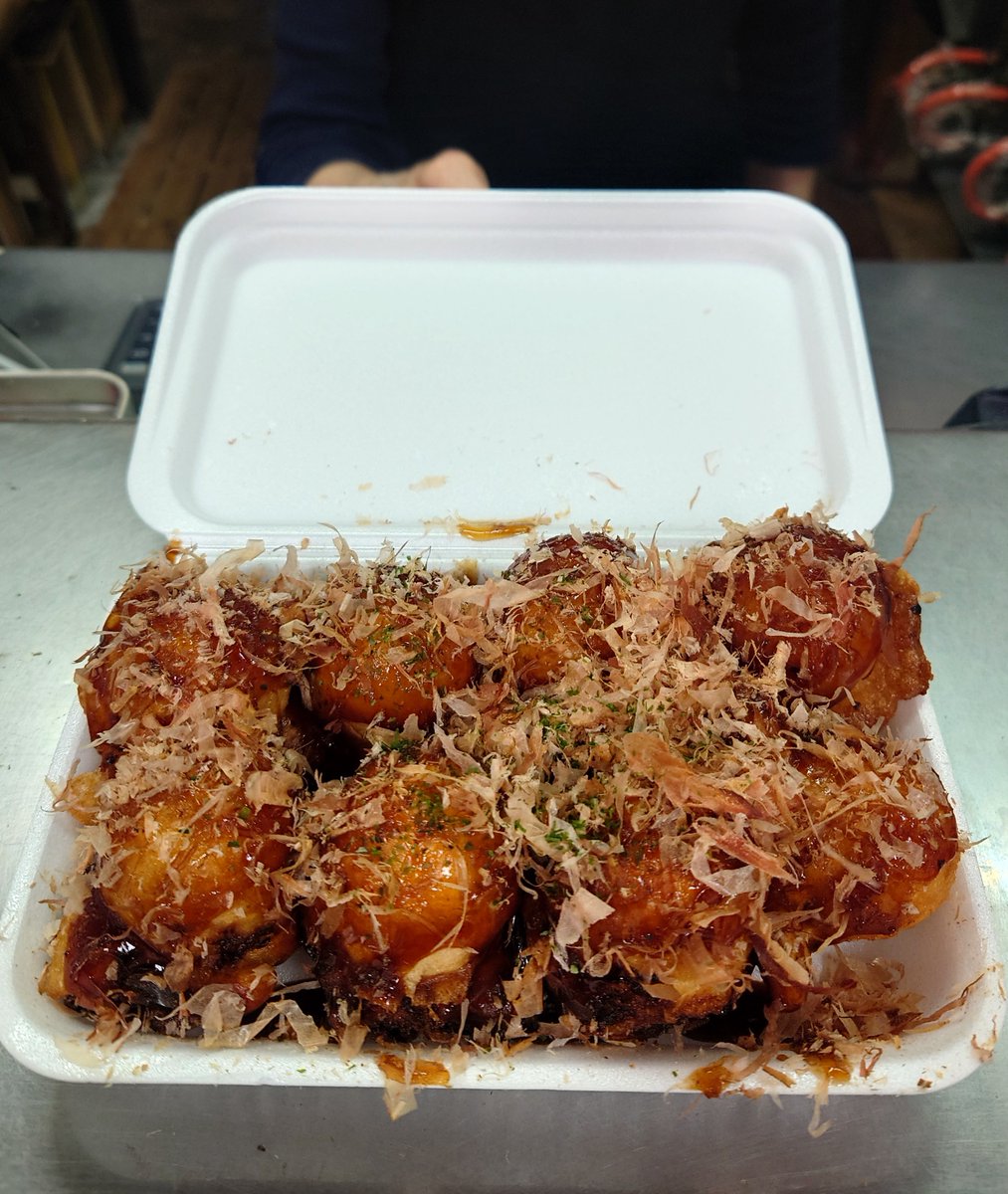 tosahimahima's tweet photo. 高校時代によく食べた「揚げたこのなかがわ」の揚げたこ焼が徳島県美馬市でまだ食べられると知り脇町まで。
そう、これ、この味。
甘めのソースにフワフワかつお節、そして揚げたてサクサク食感のたこ焼き。
うん十年ぶり……涙がちょちょぎれまくって前が見えない🥹 https://t.co/HsxZrEhKeP