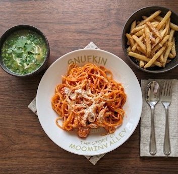 今日はおうちでナポリタン🍝具材がウインナーしかなかったけどニンニクと唐辛子で味付けしたのでそれなり旨し😋職場のお弁当屋さんから購入したフリーズドライの玉子スープにたくさんパクチー入れて、じゃがいも使いきってしまおうとフライドポテトにしました🥔
お腹いっぱい😂

#日曜日のお昼ごはん