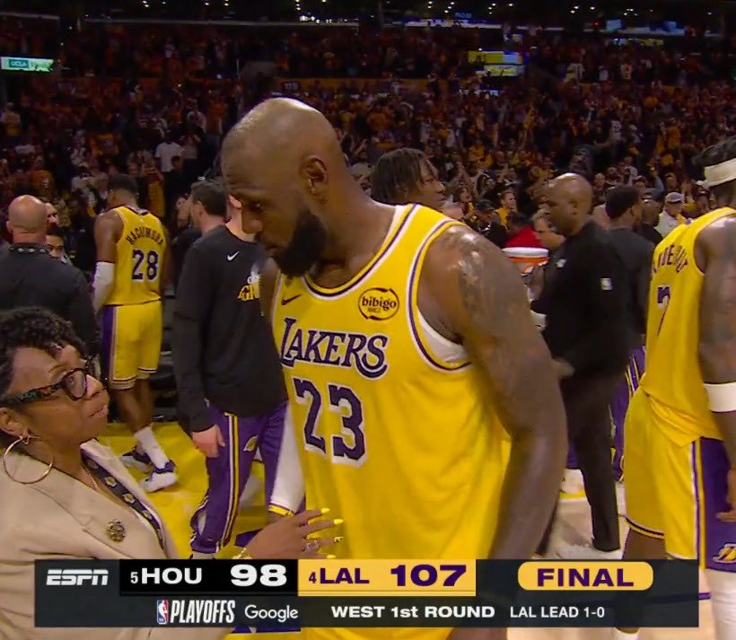 LAKERS WIN, 1-0 !!! 👀✅

Sans Luka Doncic et Austin Reaves, et face à des Rockets sans Kevin Durant, les Lakers auront délivré une belle prestation collective !

LeBron en chef d’orchestre, Luke Kennard en feu, et une belle solidarité défensive !