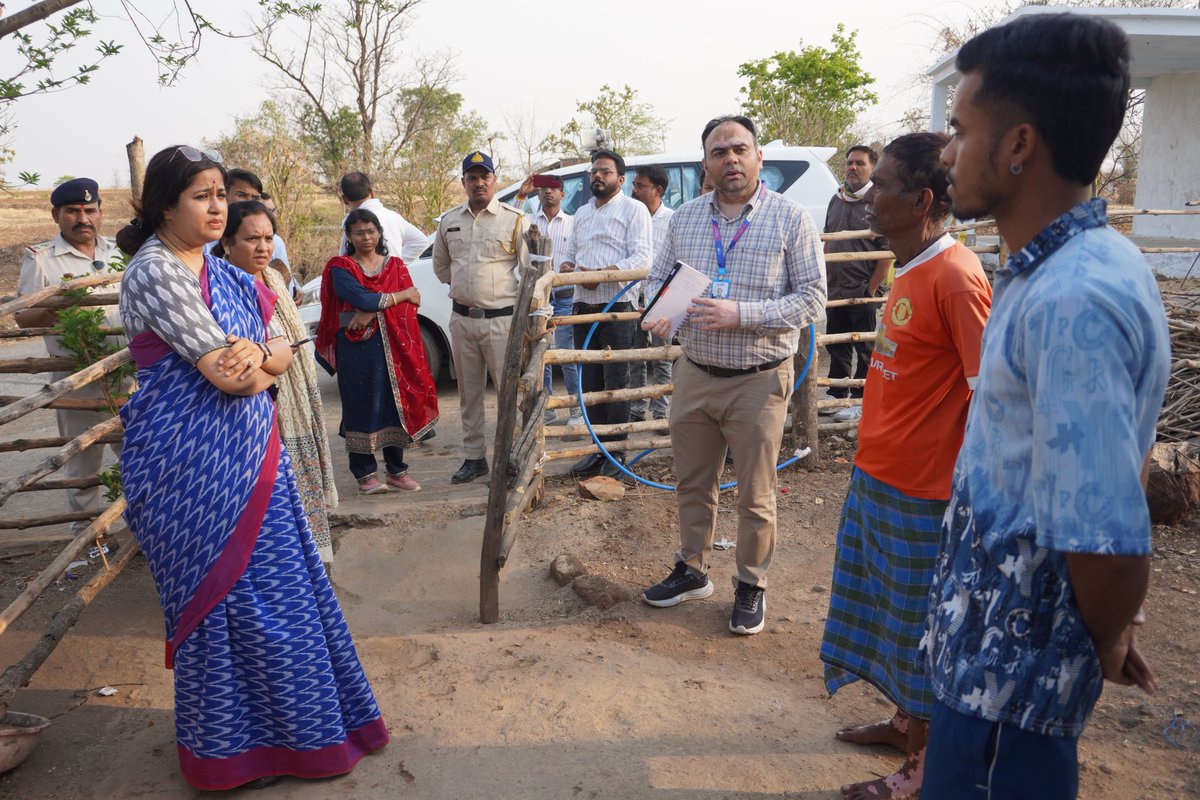 collectorseoni1's tweet image. #सिवनी कलेक्टर श्रीमती #नेहा_मीना ने घंसौर विकासखंड के प्रवास के दौरान आकस्मिक रूप से ग्राम बंजरटोला पहुंचकर ग्रामीणों से सीधे संवाद किया। @CMMadhyaPradesh @DrMohanYadav51 @JansamparkMP #seoni