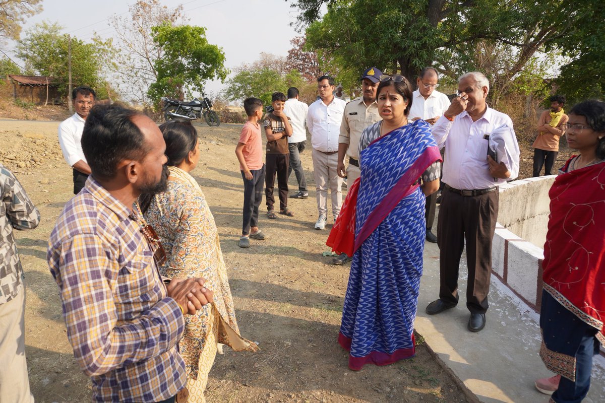 collectorseoni1's tweet image. #सिवनी कलेक्टर श्रीमती #नेहा_मीना ने घंसौर विकासखंड के प्रवास के दौरान आकस्मिक रूप से ग्राम बंजरटोला पहुंचकर ग्रामीणों से सीधे संवाद किया। @CMMadhyaPradesh @DrMohanYadav51 @JansamparkMP #seoni