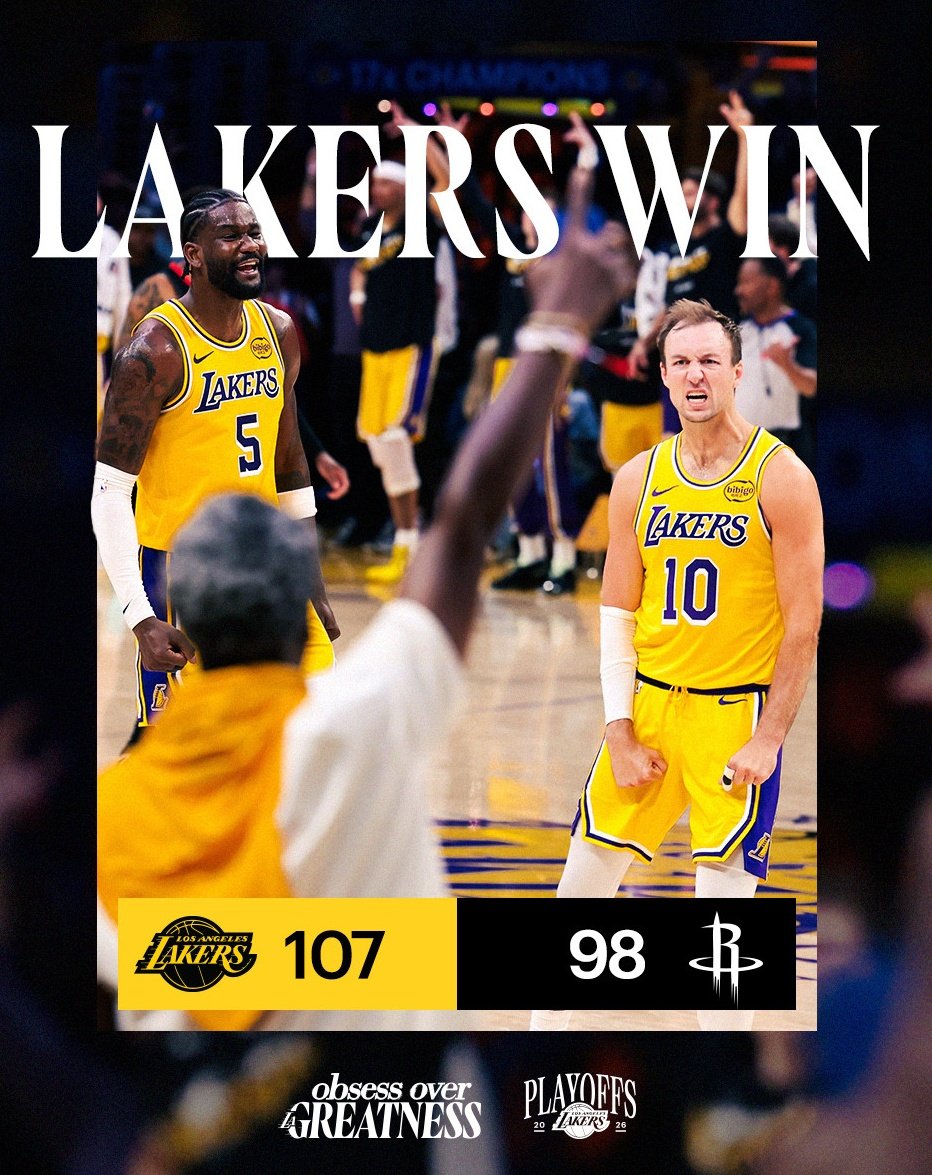reneromanosport's tweet image. #LeBronJames marcó 19 puntos con autoridad quirúrgica, #LukeKennard soltó 27 como francotirador sin culpa y #DeandreAyton sostuvo 19 con 11 rebotes para que los #Lakers domaran 107-98 a #Rockets en el arranque de la serie de #NBA. No fue poesía, fue control: ritmo, oficio y esa