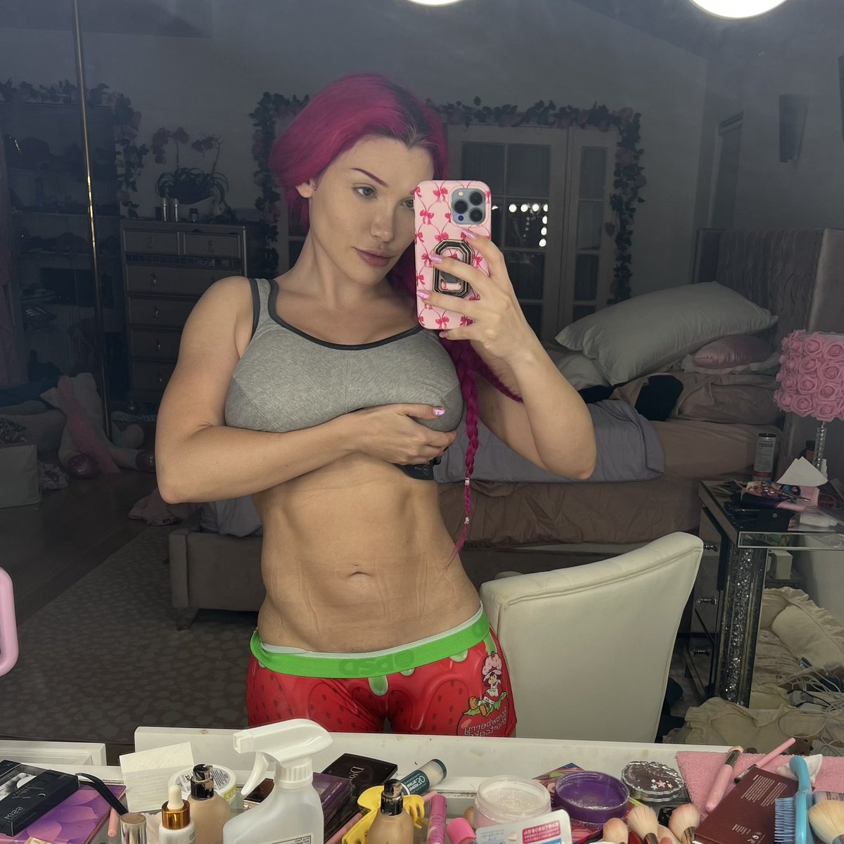 LilyLouTV tweet media