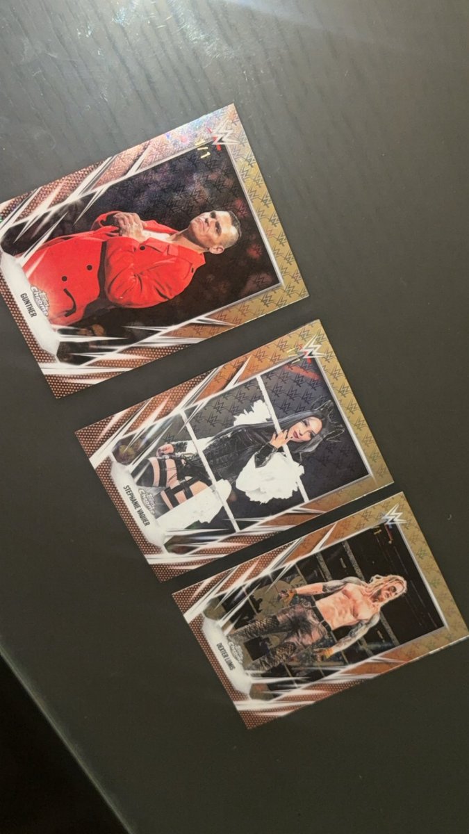 KaseysCards's tweet image. My friends just hit THREE 1/1s from @Topps Chrome Logofractor....

SHOULD I JUST SACK UP AND RIP MINE? 😭