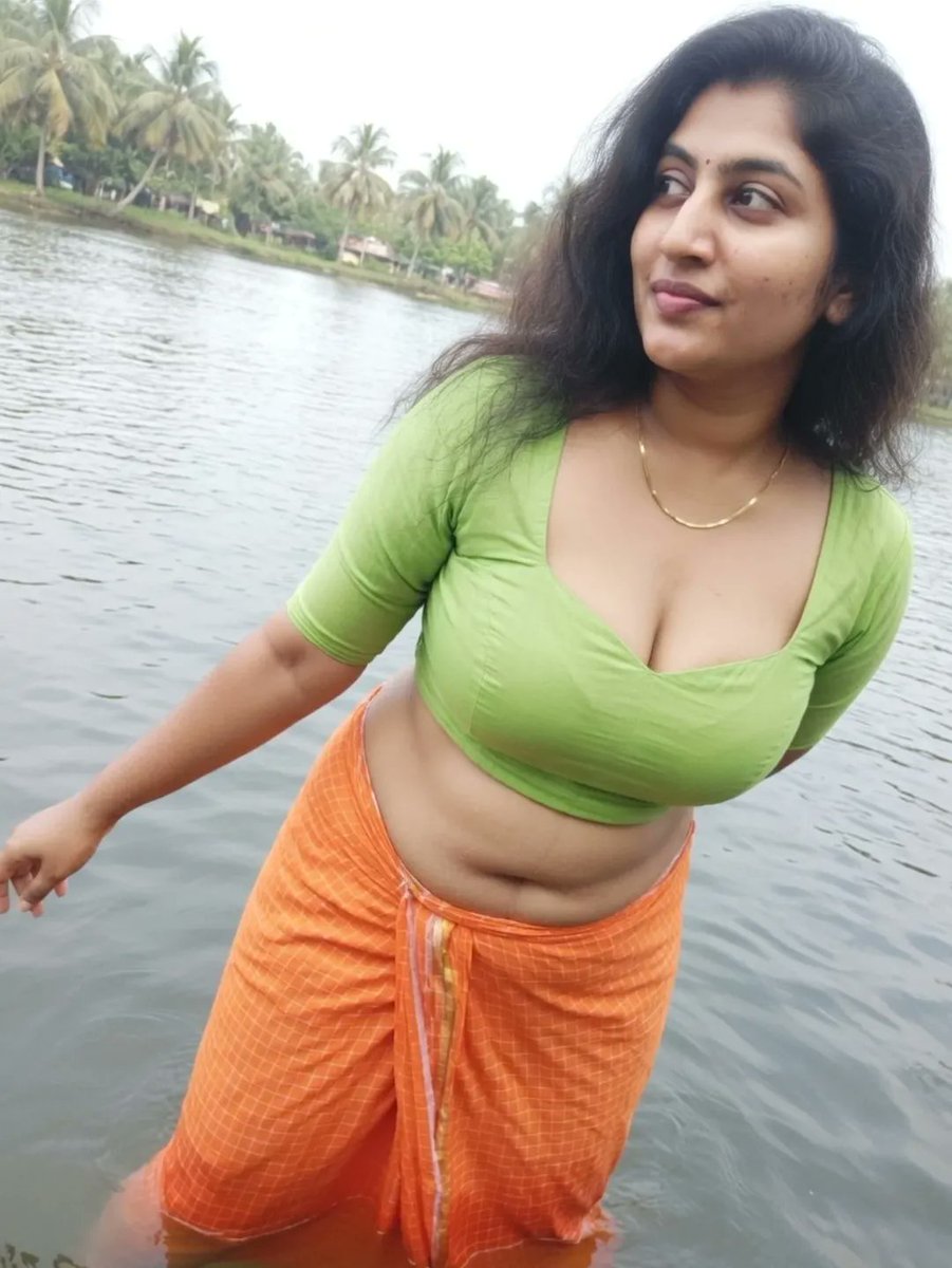 Ooruku pona intha costume la than kulathula kulikanumam