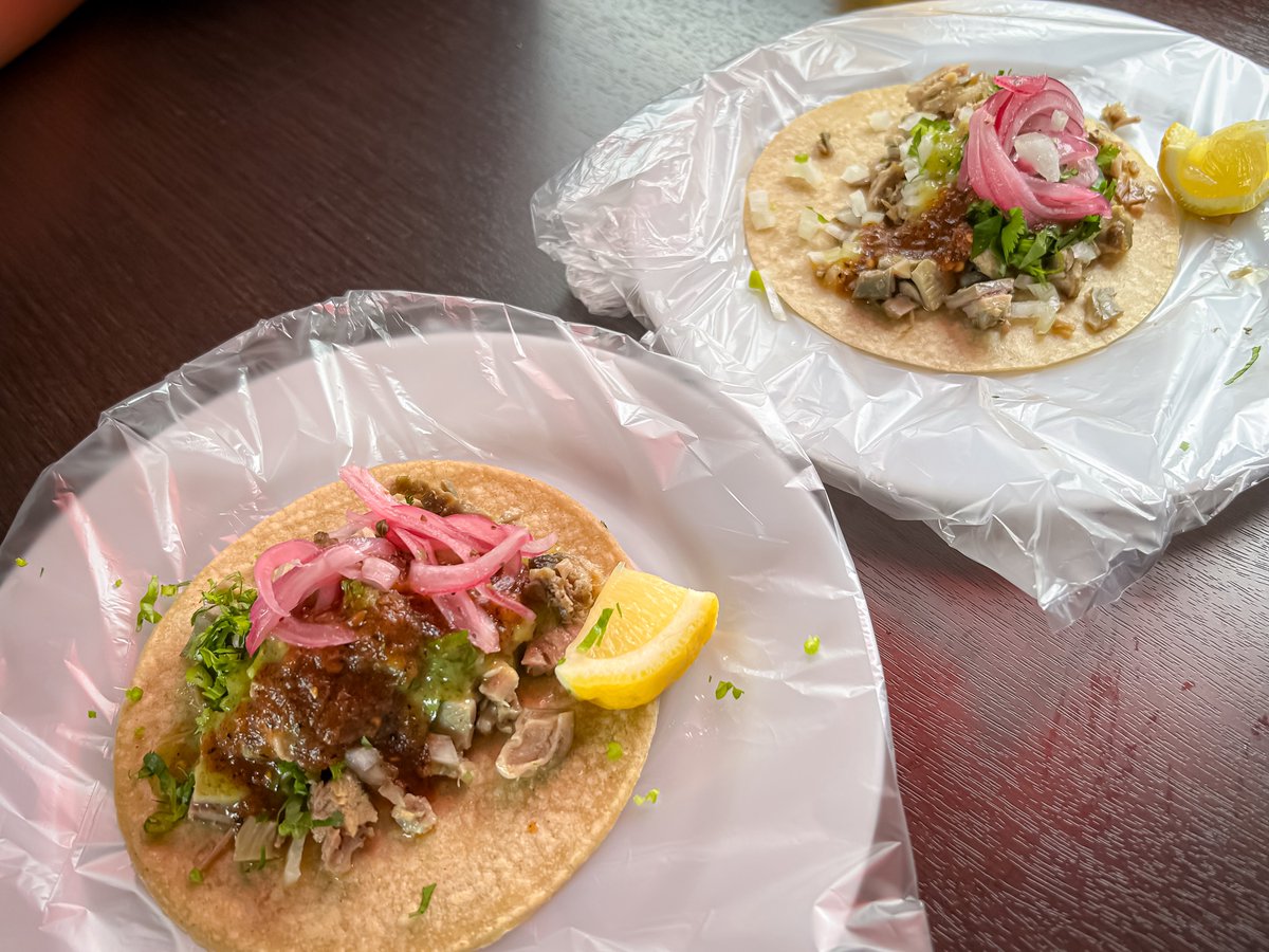 近く(広義)に出来てたタコス屋さん行ってみた、本番ミチョアカン出身のおとっつぁんが作るタコスはサルサとカルニタスの旨味がケタ違いだった
また行くわよ〜〜〜