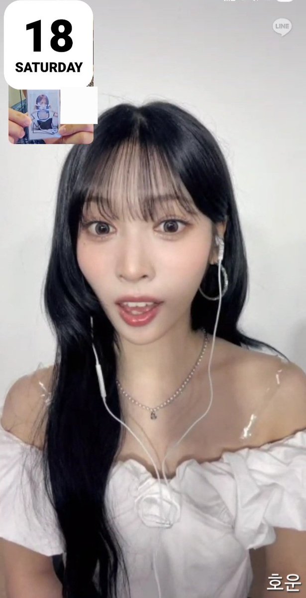 haoyunhong0429's tweet image. 260418 #Rescene NYMUSIC 影通 #May

收到剛到貨的May已公開拍立得，跟拍立得拍攝的主人公 예빈 展現一下。

有特別跟 예빈 說這張拍立得是台北線下簽售是同一套衣服，所以特別下單購買了。

看起來主人很開心
我也很開心 😀

#리센느 #메이