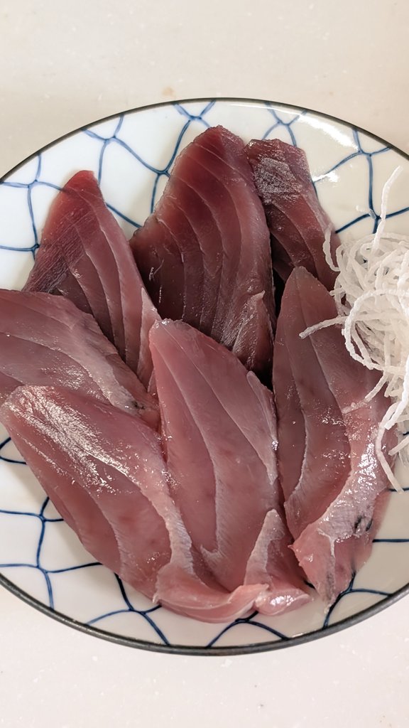 お昼から初鰹。
もちもちして美味しい。
辛子醤油でいただくと日本酒がすすむやつ。