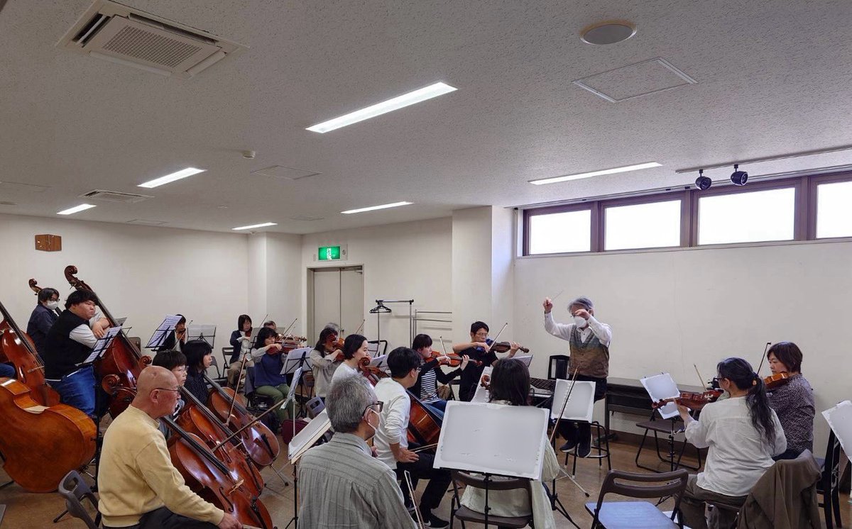 ysorc48's tweet photo. 昨日は、定演のコンサートマスターをしていただく永峰先生にお越しいただき、弦楽器分奏を行いました。
ブルックナーはもちろん、弦楽器のアンサンブルが美しい ローエングリンについても、演奏のコツや大切なポイントなどを実演を交えて時間をかけてご指導いただきました♪ https://t.co/TtQsRdpujw