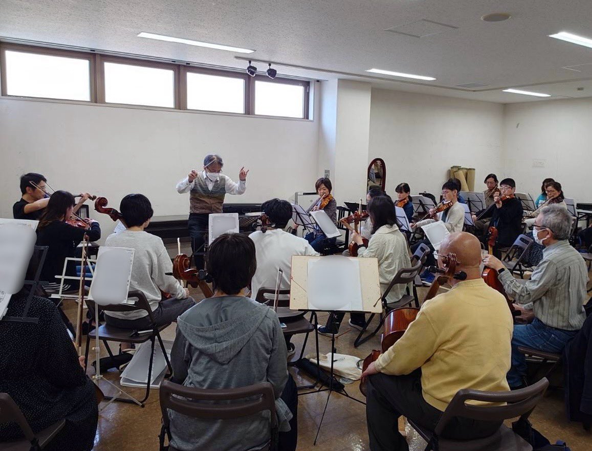 ysorc48's tweet photo. 昨日は、定演のコンサートマスターをしていただく永峰先生にお越しいただき、弦楽器分奏を行いました。
ブルックナーはもちろん、弦楽器のアンサンブルが美しい ローエングリンについても、演奏のコツや大切なポイントなどを実演を交えて時間をかけてご指導いただきました♪ https://t.co/TtQsRdpujw
