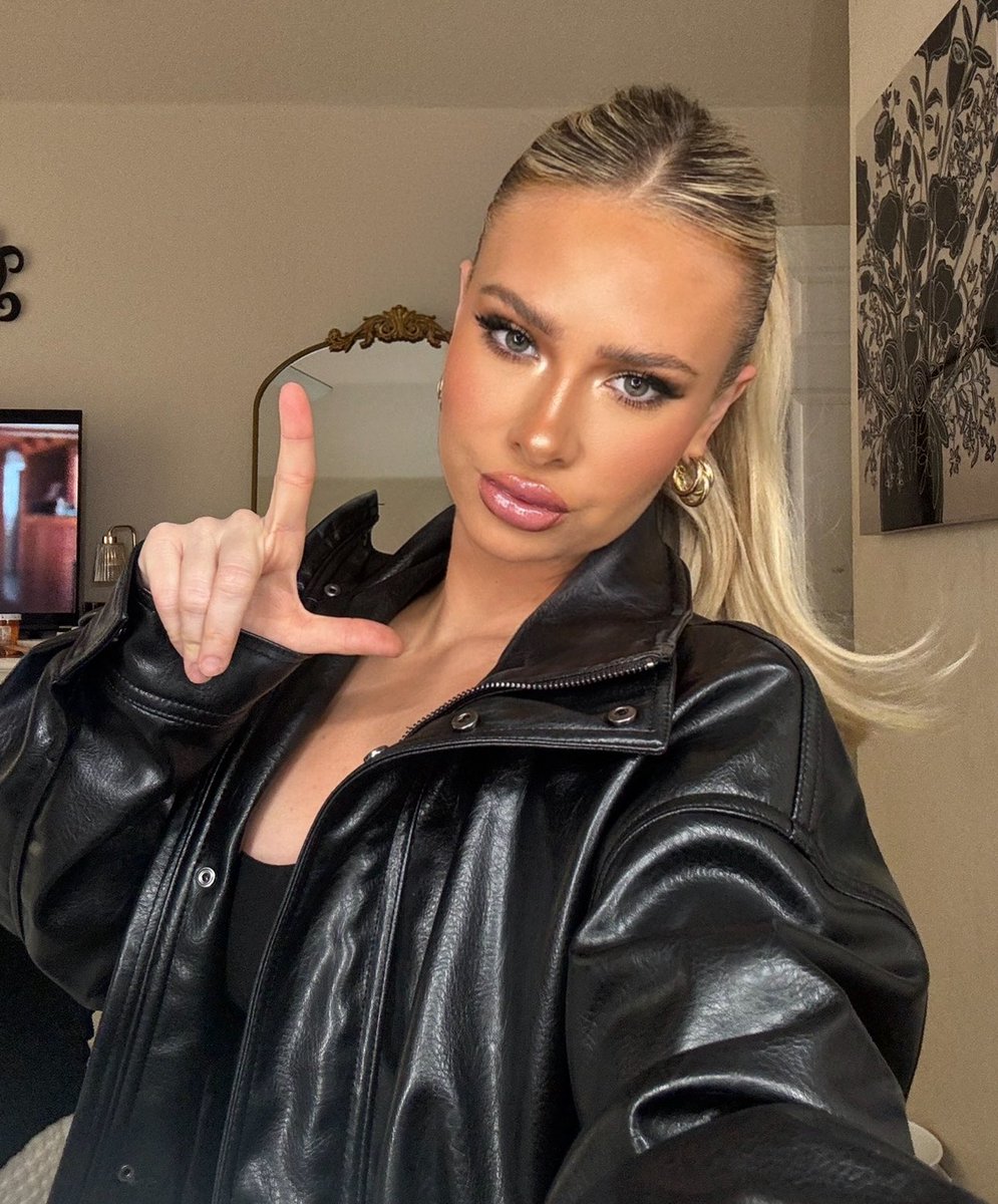 Goddess Ainsley 👸🏼 tweet media