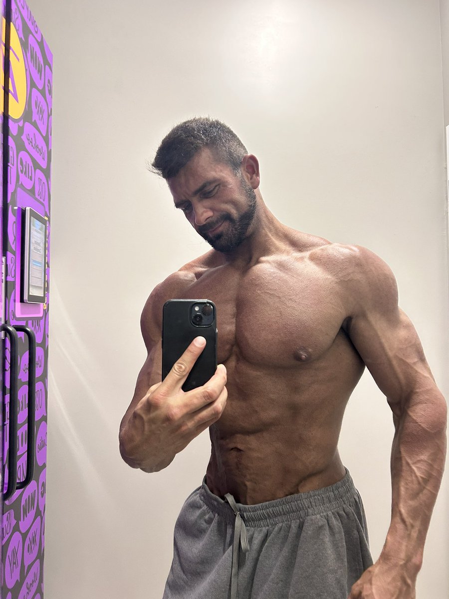 KevoDevo5's tweet image. Lean and tan #bodybuilding #abs #fittness