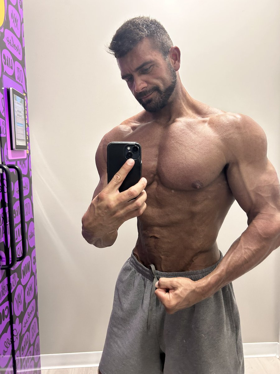 KevoDevo5's tweet image. Lean and tan #bodybuilding #abs #fittness