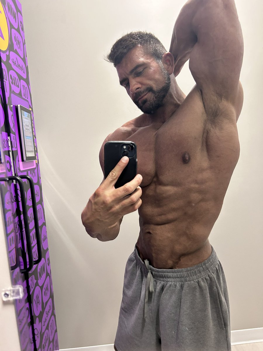 KevoDevo5's tweet image. Lean and tan #bodybuilding #abs #fittness