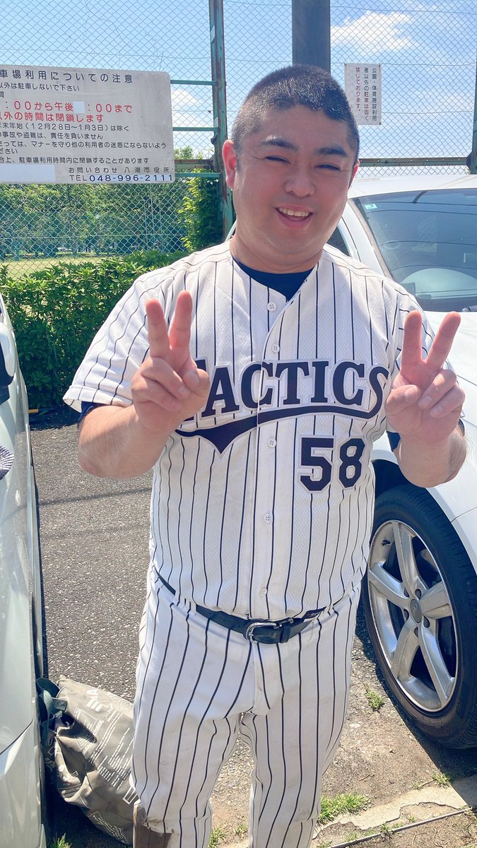 草野球終わりました⚾️
試合は6対3で勝ちました✌️
9番ライトで二打数ノーヒットだったけどライトフライ2つ捕ってライト前ヒットをスライディングで身体で止めて後ろに逸らさなかったので守備では貢献出来ました😆
自撮り一枚のはずがチームメイトからもう一枚写真撮られました🤣
りょうほー！！🏟️