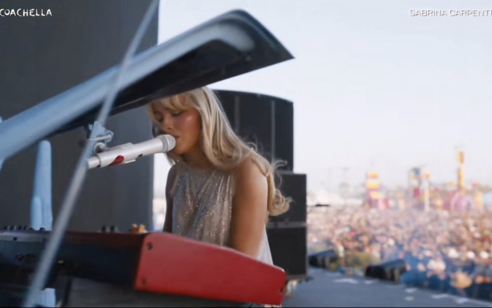 rdzSir's tweet image. “Just how fast the night changes…” From not even being close to a headliner to putting out a little song that really brought her dreams to reality and 2 years later she manifested her true goal.@TeamSabrina #Sabchella You never know what 2 years could do.💗