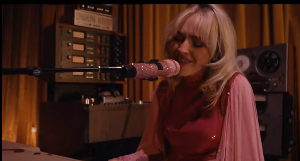 rdzSir's tweet image. “Just how fast the night changes…” From not even being close to a headliner to putting out a little song that really brought her dreams to reality and 2 years later she manifested her true goal.@TeamSabrina #Sabchella You never know what 2 years could do.💗