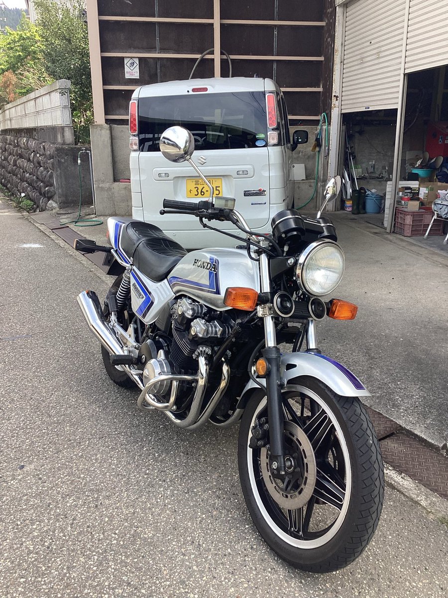 cb1100fTaku's tweet photo. 嫁のパイ圧を背中に感じつつ帰宅
エアーブローして乾拭きします　🐰 https://t.co/hWu5k47CDO