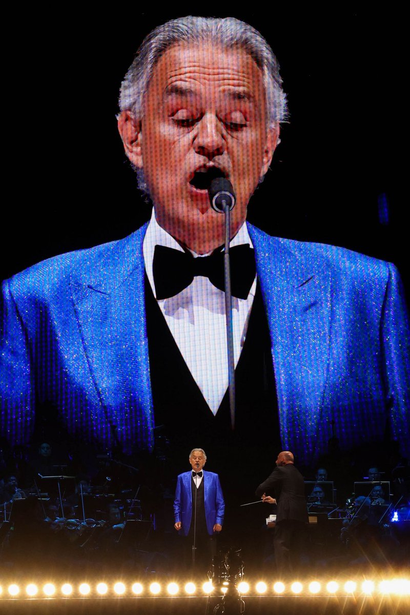 ELDEBATE's tweet image. 🌌 La presentación formó parte de su gira por los 30 años de su álbum “Romanza”, en una velada que combinó ópera, música clásica y emoción total

#AndreaBocelli #Zócalo #CDMX #Concierto ✨🎤

FOTO: GALO CAÑAS/CUARTOSCURO