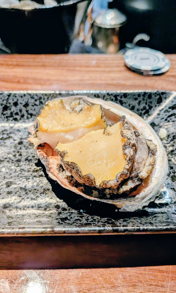 mattsuo's tweet photo. 噂に聞いていたけどホントに貝づくしの店だったし、貝の火入れ加減も抜群でどれも美味い。しかも半年以内に再訪すればワイン１本プレゼントしてくれるとか、大将のサービスも神な店。

「貝屋  和光」 https://t.co/pTzpJpjre6