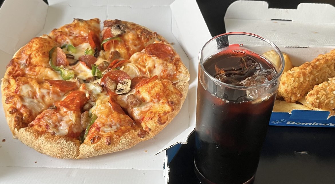zzsasaki705's tweet image. お昼はドミノ・ピザのドミノ・デラックスとザクチキ＆ポテト🎵

#昼食 #lunch