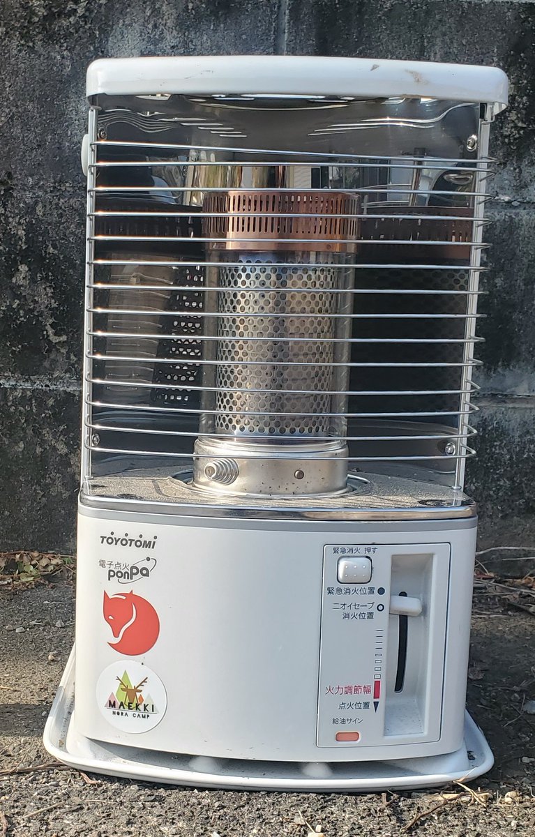 maekkimono1's tweet photo. 馴染みすぎてあんまり注目されないんだけど、ストーブもSTEAMCAMP使用になってます。
家庭用のストーブを耐熱塗料を吹き掛けステンシルやコーヒー塗装した張り紙を張りつけてます。
塗料も剥げてきましたがそこも味と言うことで。

#スチームパンク
#STEAMPUNK
#スチームキャンプ
#STEAMCAMP https://t.co/gUeQd1H77g